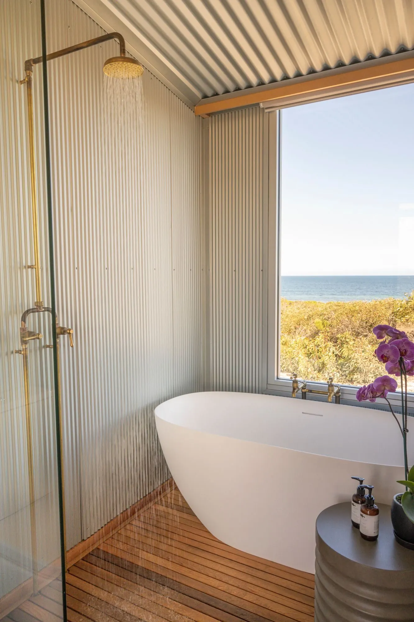 The indoor bathroom in concrete and timber